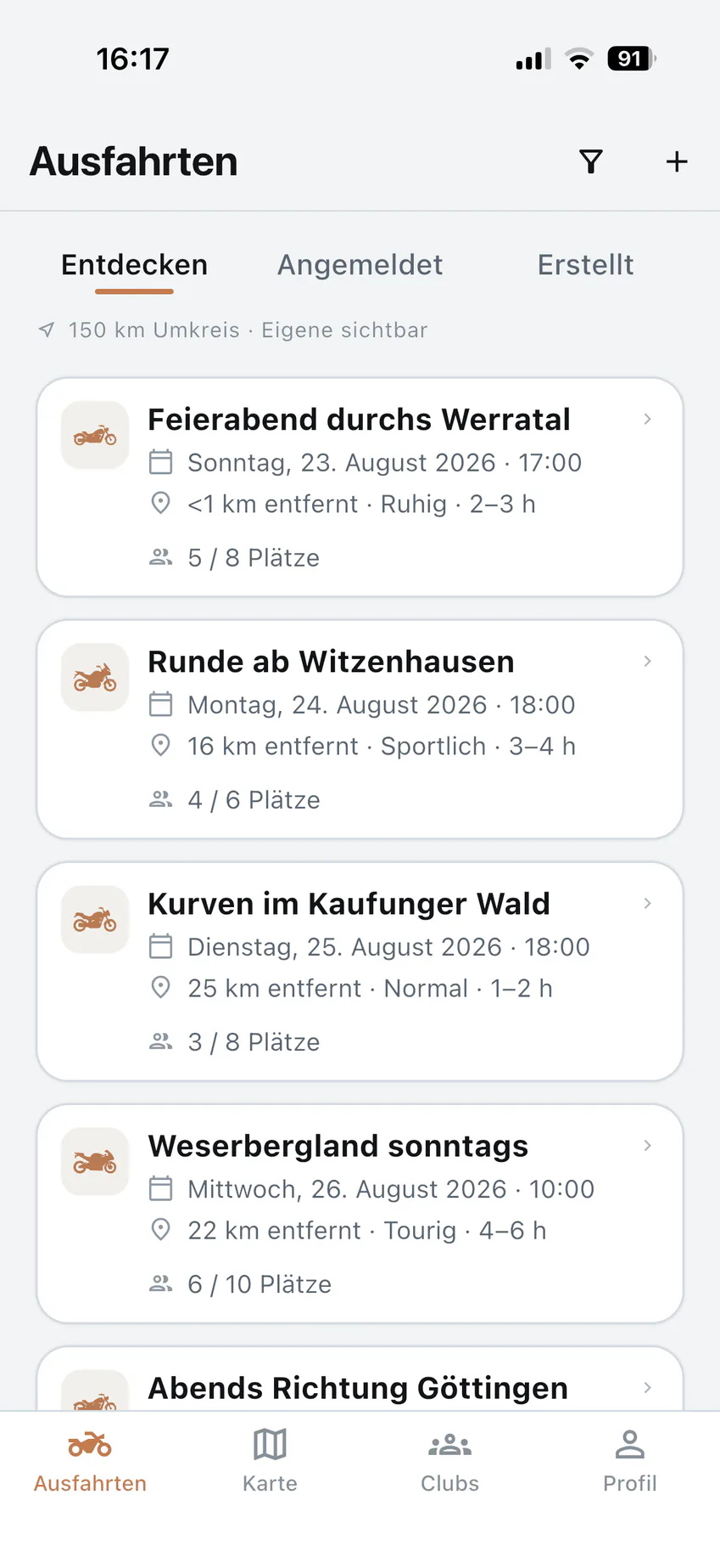 Ridora-App-Ansicht mit einer Liste regionaler Motorrad-Ausfahrten sowie Angaben zu Datum, Fahrstil und freien Plätzen.
